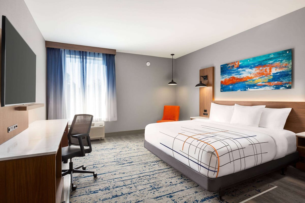 1 King Bed, Mobility/Hearing Accessible Room, Roll-In Shower, NSMK | Meja kerja, ruang kerja ramah laptop, dan setrika/meja setrika
