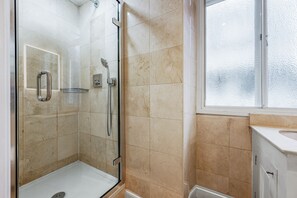 تجهيزات دش، مجففات شعر، مناشف، صابون