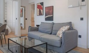 TV - Apartamento exterior de una habitación en Madrid Río (Madrid)