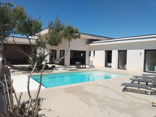 Air-conditioned villa, heated pool, vineyard view, calm setting