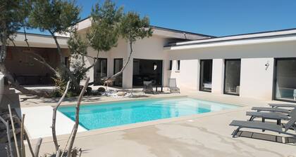 Air-conditioned villa, heated pool, vineyard view, calm setting
