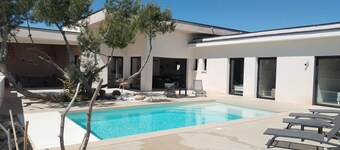 Air-conditioned villa, heated pool, vineyard view, calm setting