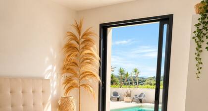 Air-conditioned villa, heated pool, vineyard view, calm setting
