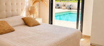 Air-conditioned villa, heated pool, vineyard view, calm setting