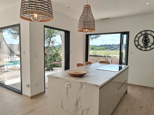 Air-conditioned villa, heated pool, vineyard view, calm setting