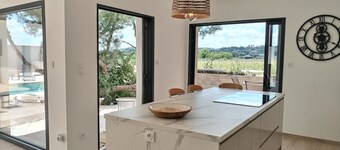 Air-conditioned villa, heated pool, vineyard view, calm setting