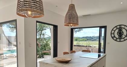 Air-conditioned villa, heated pool, vineyard view, calm setting
