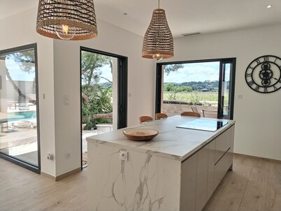 Air-conditioned villa, heated pool, vineyard view, calm setting