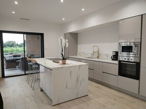 Réfrigérateur, micro-ondes, four, plaque de cuisson