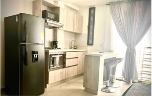 ثلاجة، ميكروويف، فرن، غسالة أطباق