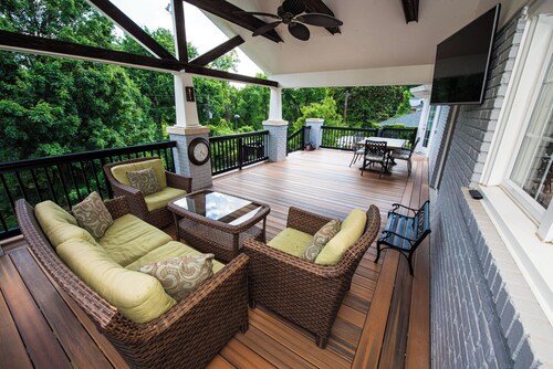 Large Home - Bar - Hot Tub - Private Back Yard