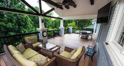 Large Home - Bar - Hot Tub - Private Back Yard