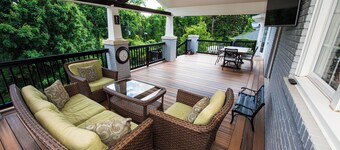 Large Home - Bar - Hot Tub - Private Back Yard