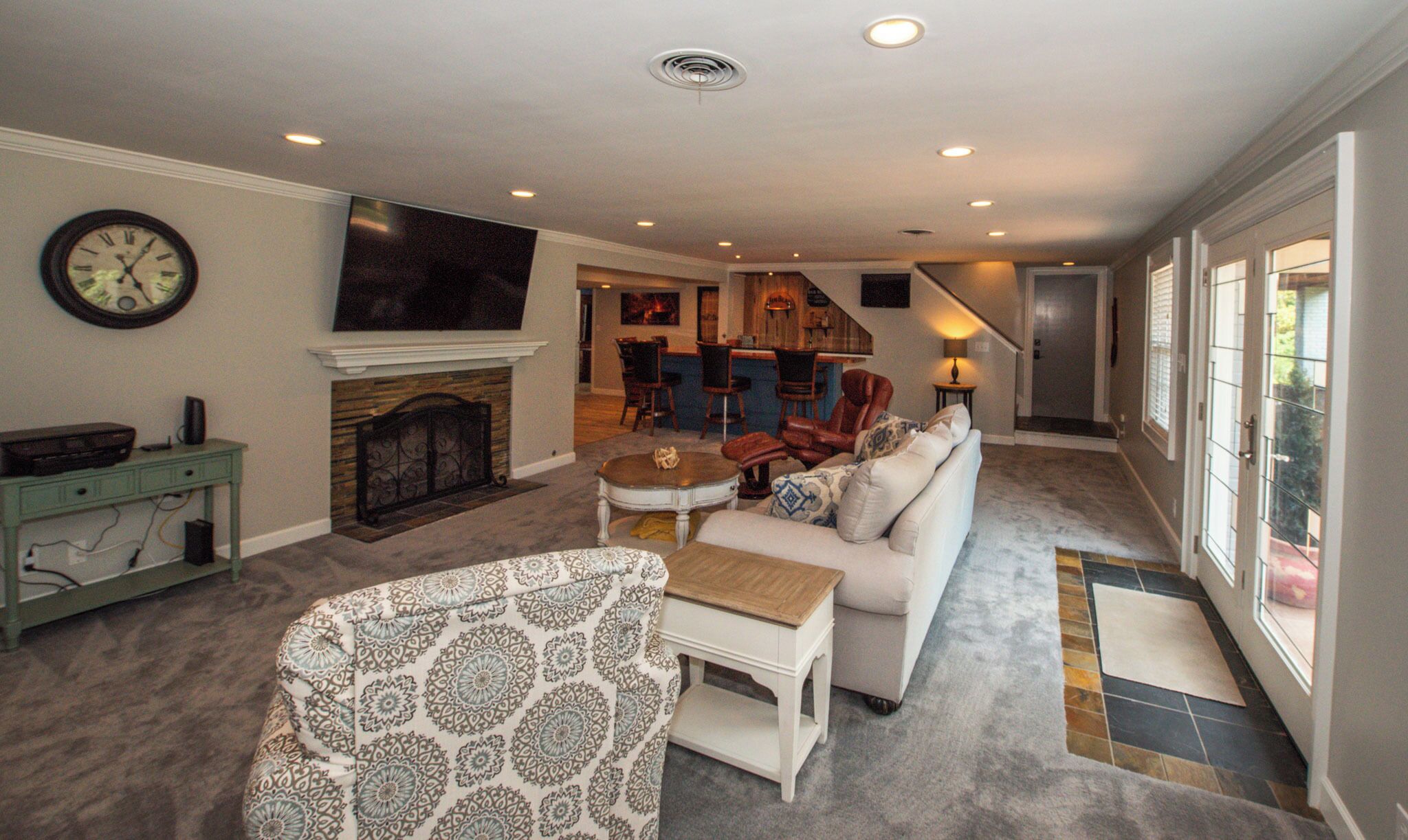 Älytelevisio, takka, kirjoja, tulostin