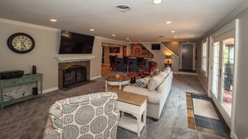 Älytelevisio, takka, kirjoja, tulostin