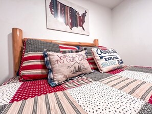 1 bedroom, iron/ironing board, WiFi, bed sheets - Escape to The Riverside Hideaway - A Cozy Cabin With River Views! (Winamac)