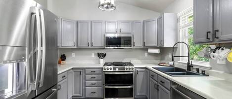 Kühlschrank, Mikrowelle, Ofen, Herdplatte