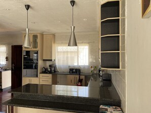 Hus | Eget kök | KylskÄp, mikrovÄgsugn, ugn och spishÀll