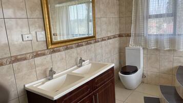 House | Bathroom | Separate bathtub and shower, deep-soaking bathtub, hair dryer, towels