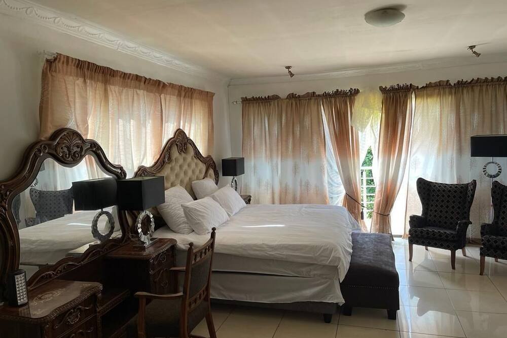 Remarkable 5-bed House in Springs & Nigel