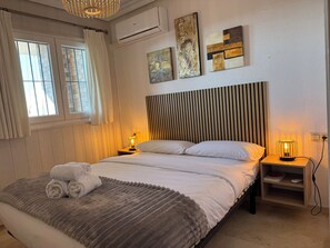 3 slaapkamers, een bureau, een strijkplank/strijkijzer, reisbedje