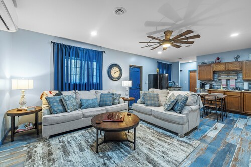 Roos&Blues lake house. City park steps away. Rm for 6, king beds, pets friendly