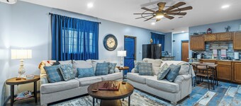 Roos&Blues lake house. City park steps away. Rm for 6, king beds, pets friendly