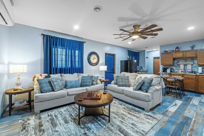Roos&Blues lake house. City park steps away. Rm for 6, king beds, pets friendly