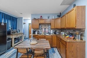 Kjøleskap, mikrobølgeovn, ovn og kaffetrakter/tekoker