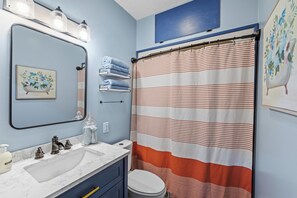SĂšche-cheveux, serviettes fournies, savon, papier toilette