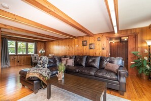 Smart TV, fireplace - Old Farmhouse for Nature Lovers, 20 miles from OC (Egg Harbor City)
