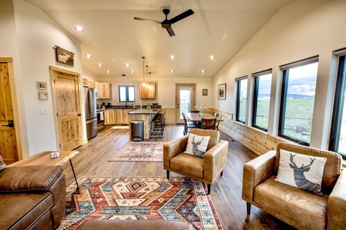 Stylish & Modern Retreat by Snowy Range Ski Resort