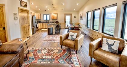 Stylish & Modern Retreat by Snowy Range Ski Resort