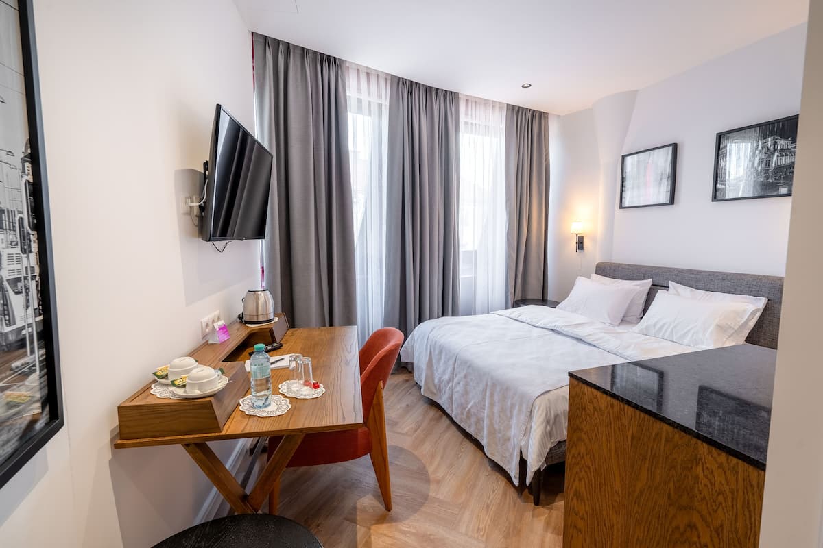 1 bedroom, desk, laptop workspace, free WiFi