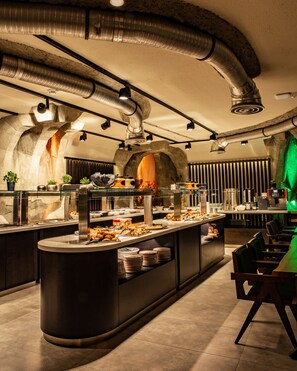 朝食 (ビュッフェ)、毎日提供 (1 名様 12.9 EUR)