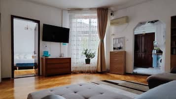 Junior Apartment, 1 Bedroom, Non Smoking, Courtyard View | Living area