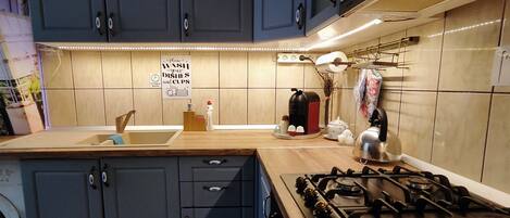 Junior-huoneisto, 1 makuuhuone, tupakointi kielletty, näköala pihalle | Yksityinen keittiö | Mikroaaltouuni, leivänpaahdin, keittoastiat/astiat/ruokailuvälineet