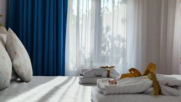 Junior appartement, 1 slaapkamer, niet-roken, uitzicht op binnenplaats | 1 slaapkamer, verduisterende gordijnen, een strijkplank/strijkijzer