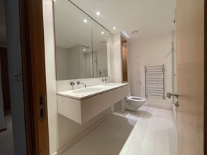 Căn hộ | Phòng tắm | Bồn tắm và buồng tắm vòi sen riêng, bồn tắm ngâm, máy sấy tóc, khăn tắm 