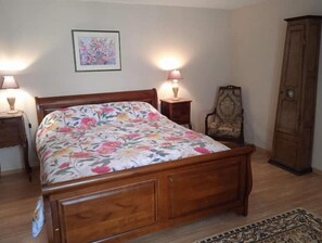 2 slaapkamers, een strijkplank/strijkijzer, gratis wifi, beddengoed