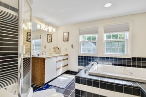 Shower, hair dryer, towels, soap - Perfect Private Norwich Getaway Near Downtown! (Norwich)