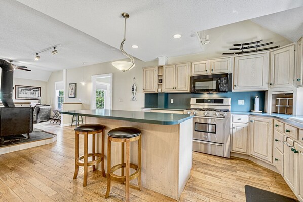 Fridge, microwave, oven, stovetop - Perfect Private Norwich Getaway Near Downtown! (Norwich)