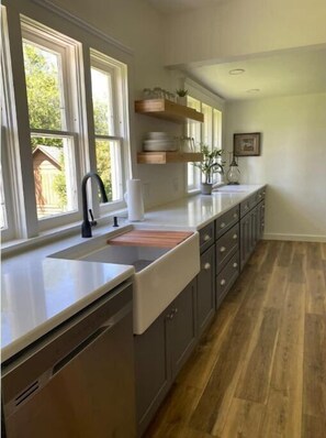 Fridge, microwave, oven, stovetop - Fully remodeled 1920’s Family size Whole house, 4 bedroom 2.5 bath, 2000 sq ft (Grangeville)