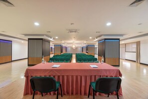 A conference room with a long table, green chairs, and a red tablecloth. - Exe São Lázaro (Braganca)