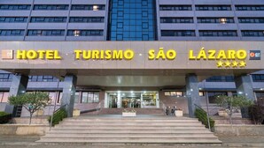 En hotelindgang med et skilt, der viser "HOTEL TURISMO SÃO LÁZARO", og et logo, der angiver, at det er en del af "eHotel"-kæden.