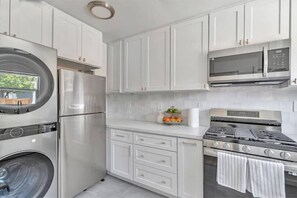 Refrigerador, microondas, horno y parrilla de estufa 