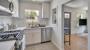 Unclassified image, 5 of 23, button - Pink Door, Livermore! Queen Bed - 0.5 Miles to downtown (Livermore)