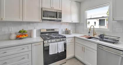 Pink Door, Livermore! Queen Bed - 0.5 Miles to downtown