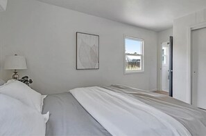 1 bedroom, iron/ironing board, free WiFi, bed sheets - Pink Door, Livermore! Queen Bed - 0.5 Miles to downtown (Livermore)