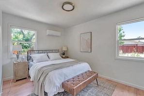 1 habitación, tabla de planchar con plancha, wifi gratis y ropa de cama